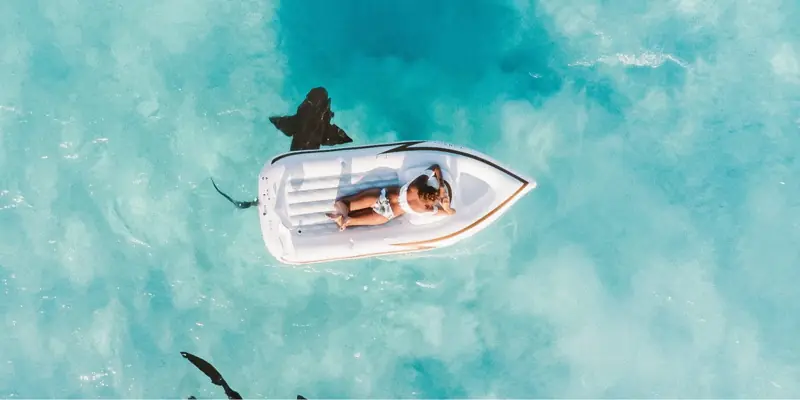 Pequeno barco a motor em Stock Island, Florida Keys, no mar
