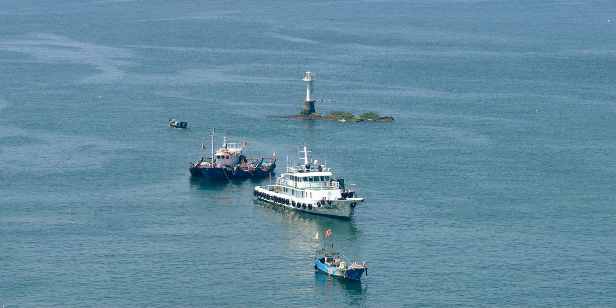 Barcos junto a uma pequena ilha no Mar da China