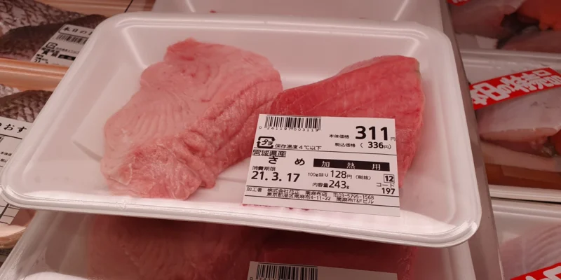 Carne de tubarão em um supermercado em Tóquio