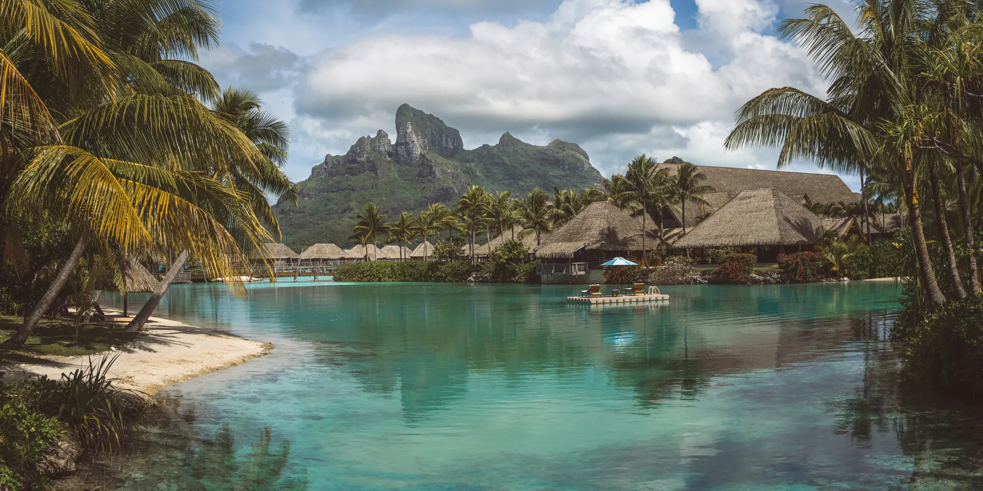 Polinésia Francesa – mergulho com tubarões lagoa com cabanas de bambu