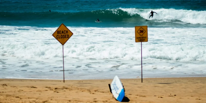 Long Reef Beach com sinais de aviso
