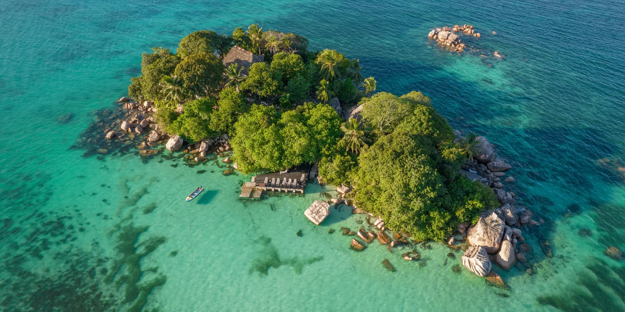 Mergulho com tubarões nas Seicheles – pequena ilha com cabanas naturais