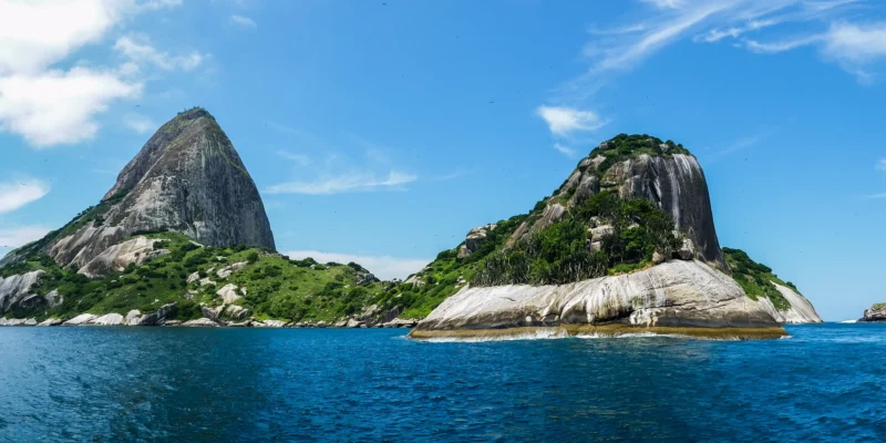 Ilhas rochosas e verdes do arquipélago de Alcatrazes nas águas azuis do Atlântico