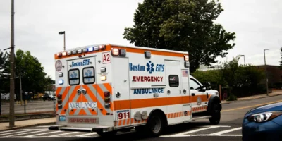 Ambulância de Boston EMS numa rua como imagem ilustrativa do socorro