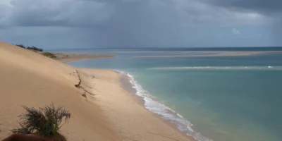 Dunas de areia, praia e mar pouco profundo no arquipélago de Bazaruto