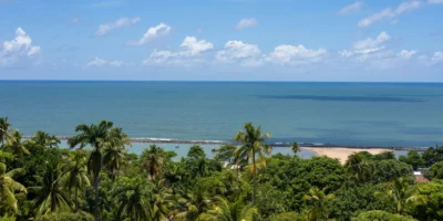 Praia de Boa Viagem no Brasil com palmeiras
