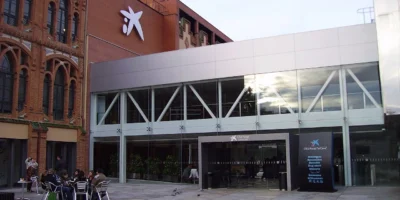 Exterior do museu de ciência CosmoCaixa em Barcelona, fotografado em 2005