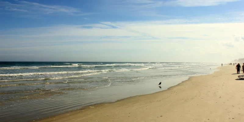Praia de areia e costa atlântica de Daytona Beach, na Flórida