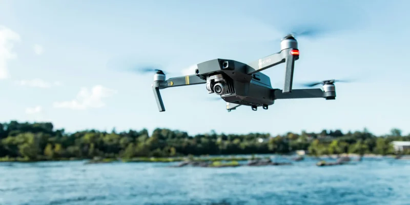 Drone a voar sobre a água