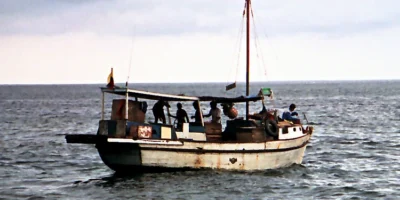 Barco de pesca ao largo do Equador – fotografia de arquivo