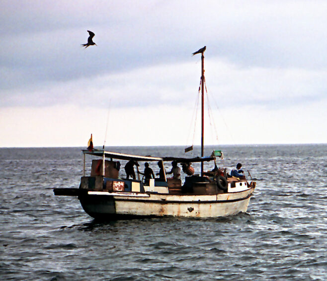 Barco de pesca ao largo do Equador – fotografia de arquivo