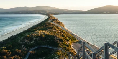 Estrada e mar em Bruny Island, Tasmânia
