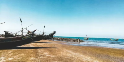 Barcos de pesca na praia e no mar em Sint Maarten