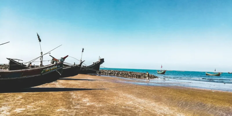 Barcos de pesca na praia e no mar em Sint Maarten