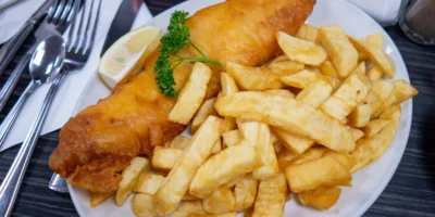 Fish and chips com limão num prato em Blackpool