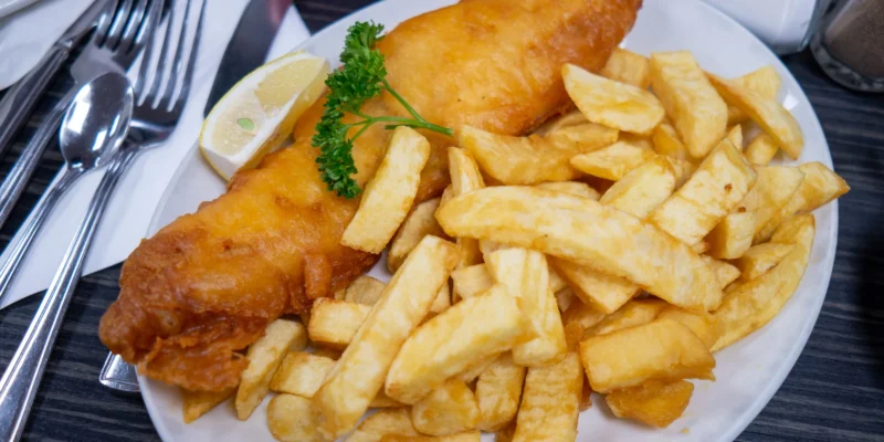 Fish and chips com limão num prato em Blackpool