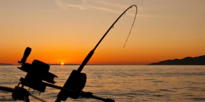 Barco de pesca ao pôr do sol na Croácia