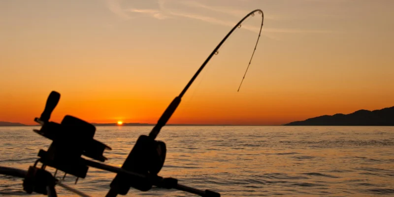Barco de pesca ao pôr do sol na Croácia