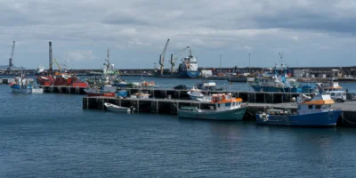 Barcos de pesca atracados no porto de Ponta Delgada, na ilha de São Miguel, Açores