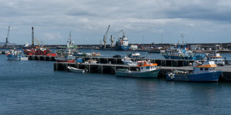 Barcos de pesca atracados no porto de Ponta Delgada, na ilha de São Miguel, Açores