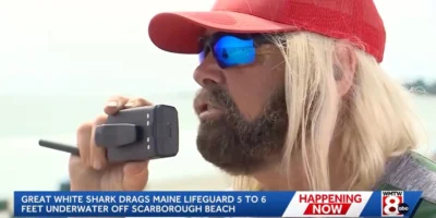 O nadador-salvador Greg Wilfert fala por rádio em Scarborough Beach