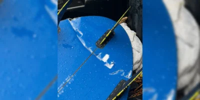 Prancha azul danificada de Albert Westpfal após o ataque de tubarão em China Walls