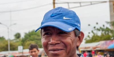Retrato de um homem wayuu com boné azul em Maracaibo, Venezuela