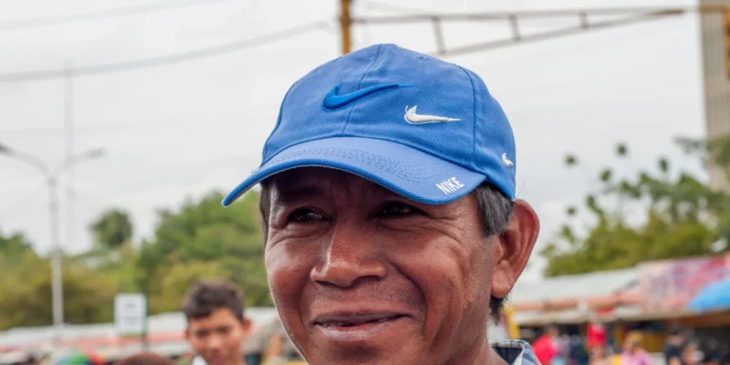 Retrato de um homem wayuu com boné azul em Maracaibo, Venezuela