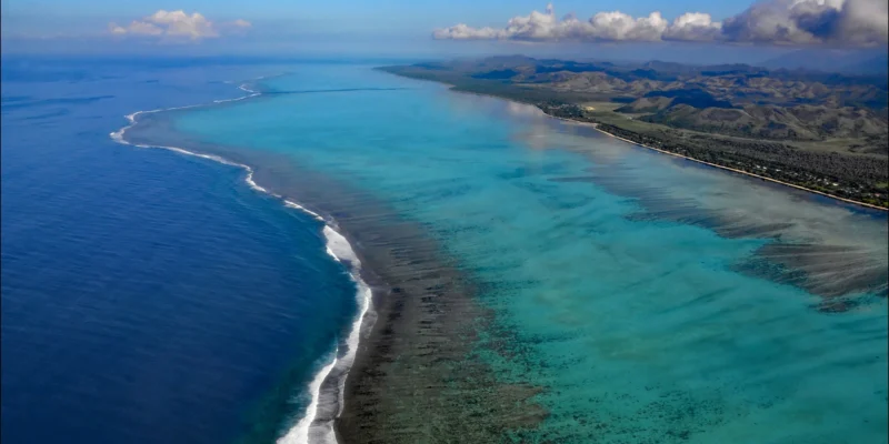 Vista aérea da lagoa de Bourail e da sua barreira de coral na Nova Caledónia