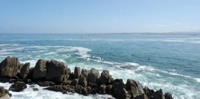 Vista de Lovers Point sobre a costa rochosa e a baía de Monterey junto a Pacific Grove