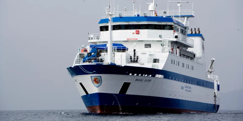 O navio de investigação azul e branco Miguel Oliver no mar