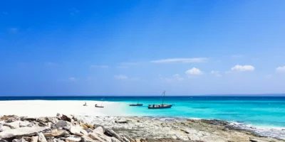 Barcos de madeira na praia de Rolas Island no arquipélago Quirimbas, Moçambique