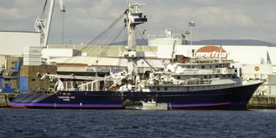 Navio atuneiro Txopituna Dos no porto de Marín