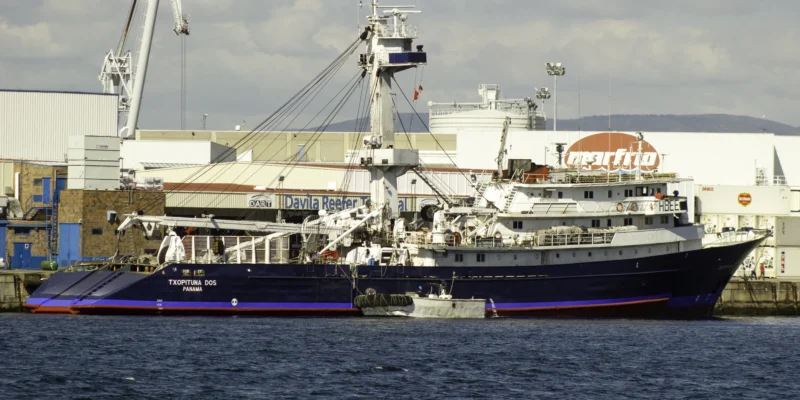 Navio atuneiro Txopituna Dos no porto de Marín