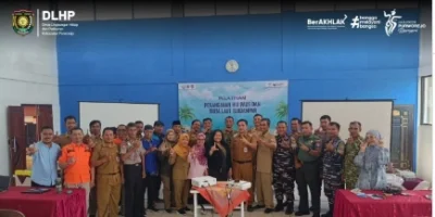 Participantes na formação de DLHP Purworejo e SeAlife Indonesia sobre tubarões-baleia encalhados em Keburuhan