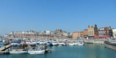 Barcos no porto de Ramsgate diante dos edifícios à beira-mar