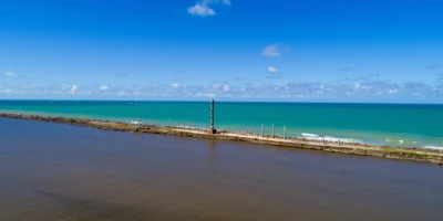 Torre no mar em Recife, Brasil