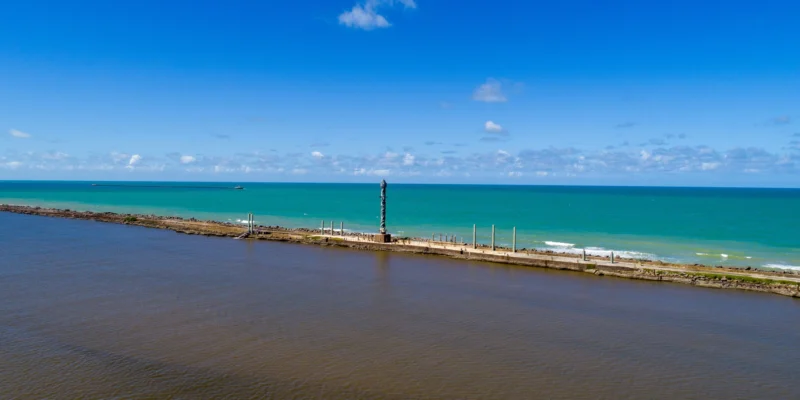 Torre no mar em Recife, Brasil