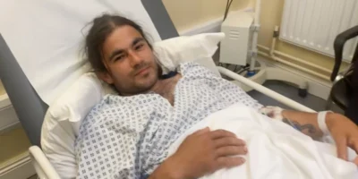 Sebastian Achim numa cama de hospital após a mordida do tubarão-azul