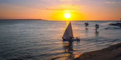 Veleiro ao largo da costa de Madagascar ao pôr do sol