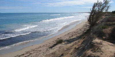 Praia e litoral em Sunset Beach em Geraldton na Austrália Ocidental
