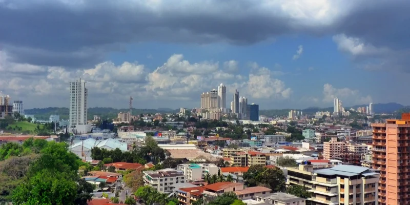 Vista urbana costeira no Panamá com edifícios altos